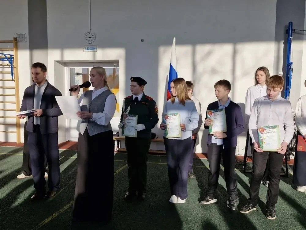 ☀️Утро понедельника в нашей школе традиционно начинается с торжественной линейки 🇷🇺⭐️  🏆 На этой нед