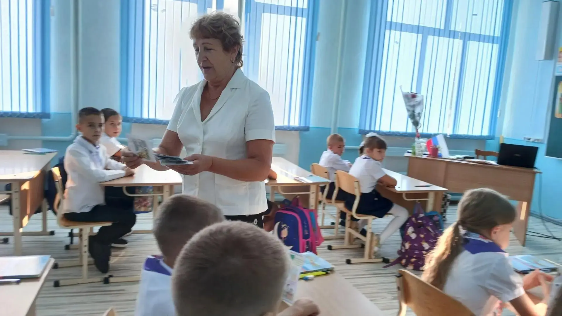 В рамках празднования Дня знаний заведующая Новокрымской библиотеки посетила МОУ «Новок...