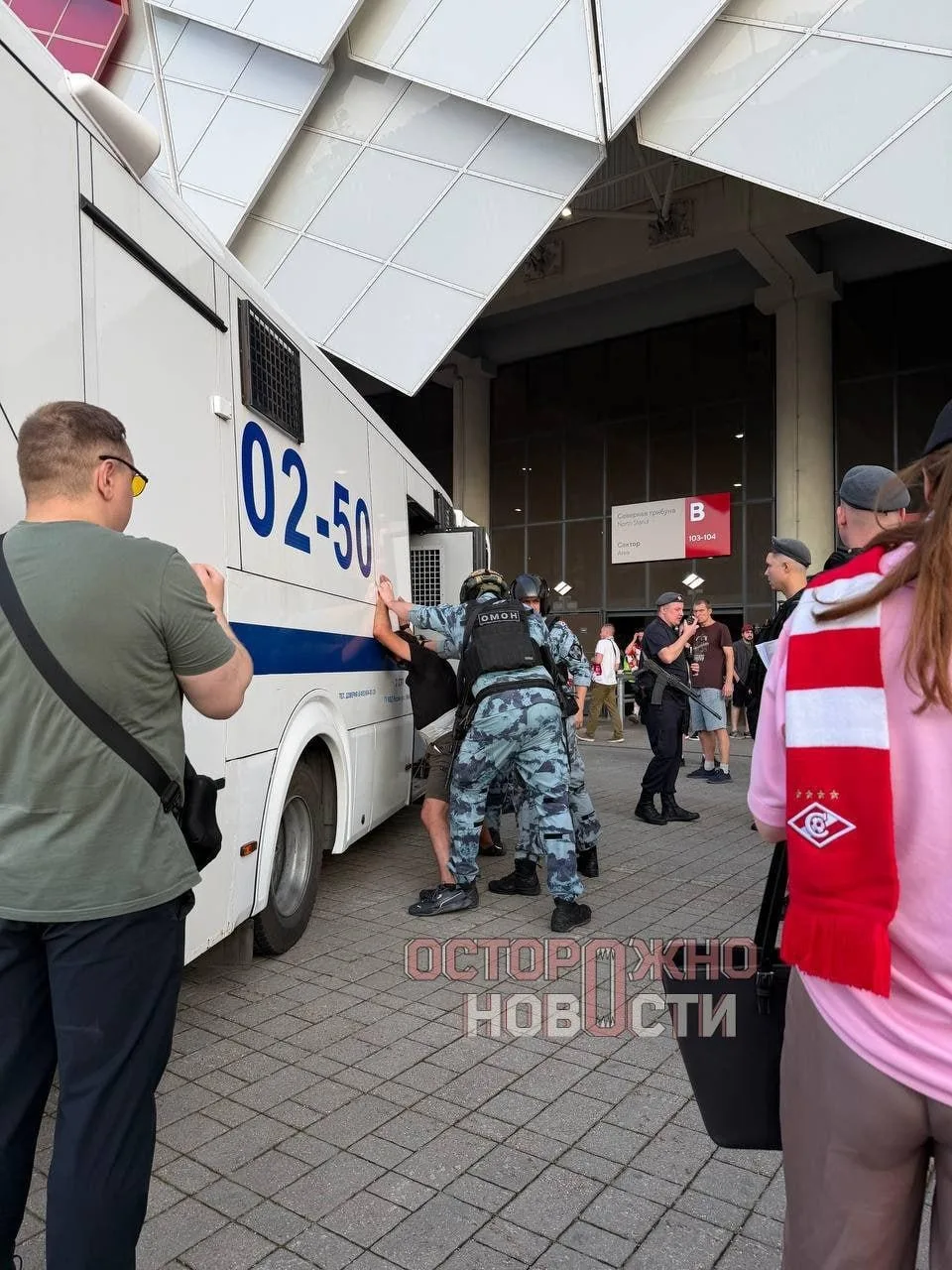 В Москве фаната "Спартака" из Нахабино арестовали на 10 суток за "зигу" у метро

Болельщика Александ