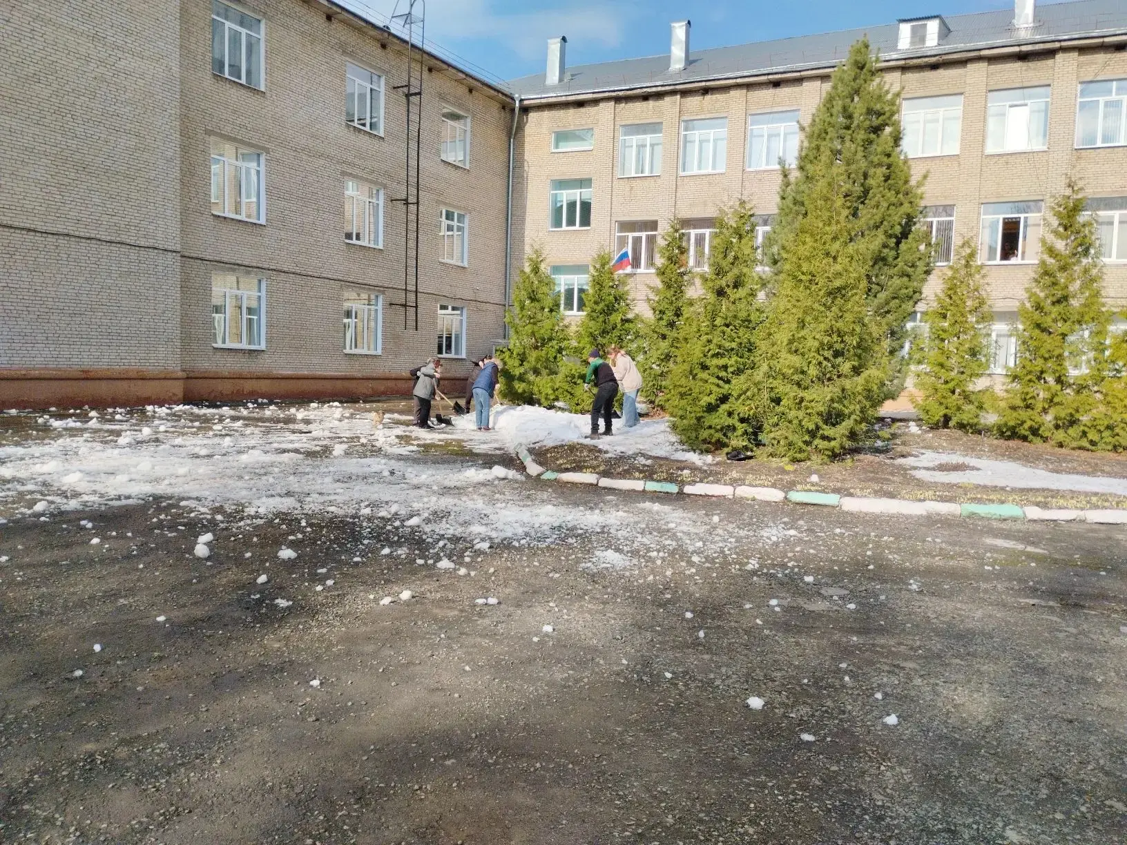 🧹Сегодня наш Центр образования №34 вышел на общегородской субботник. Коллектив активно навёл порядок