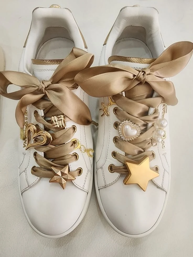 Вот брошки, наверное, я не готова повесить на обувь 👟👟 , а ленты вместо шнурков - оче...