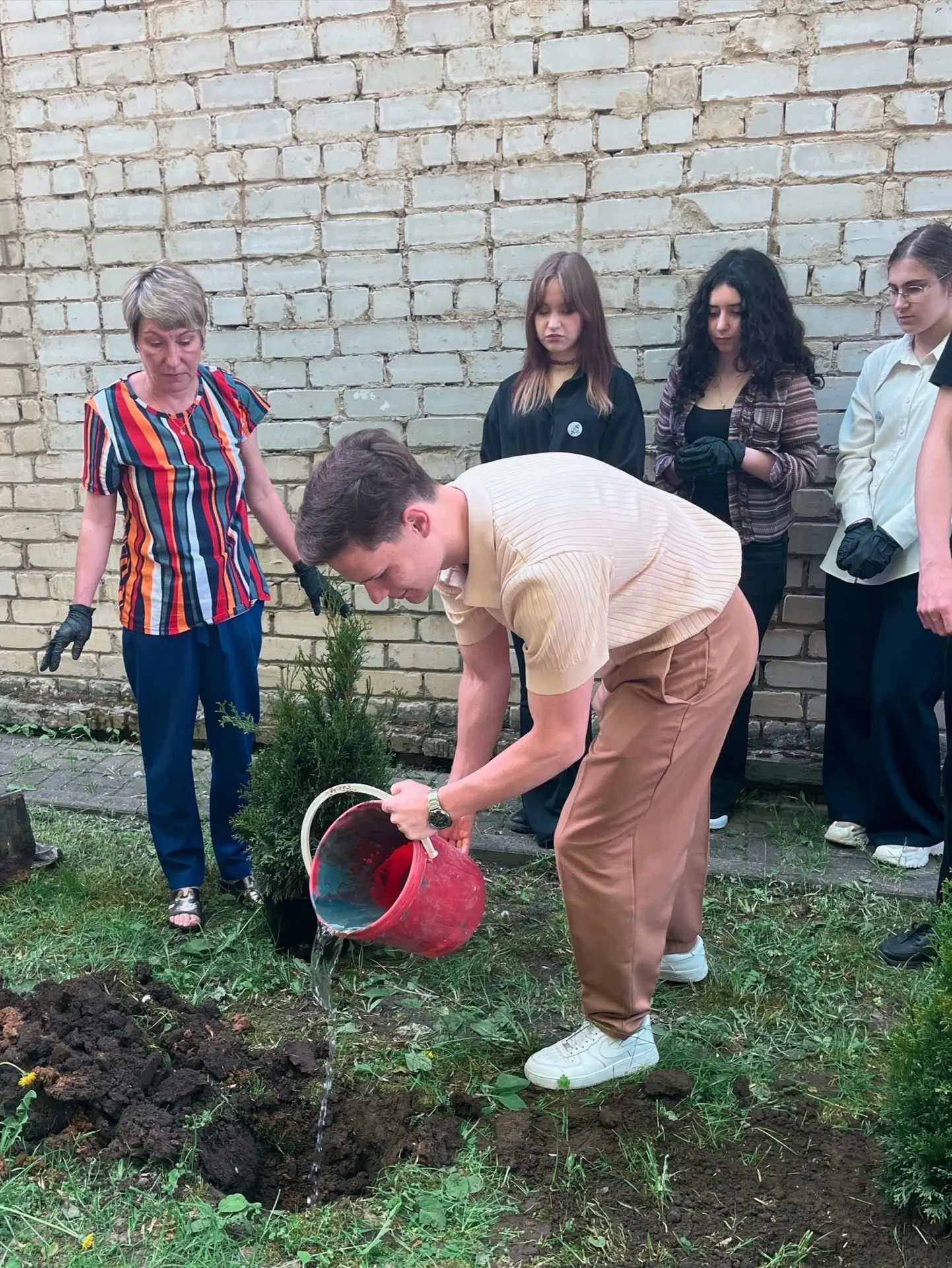 Наши выпускники сделали подарок школе 🙏✨  Сегодня выпускные классы приняли участие в замечательной т