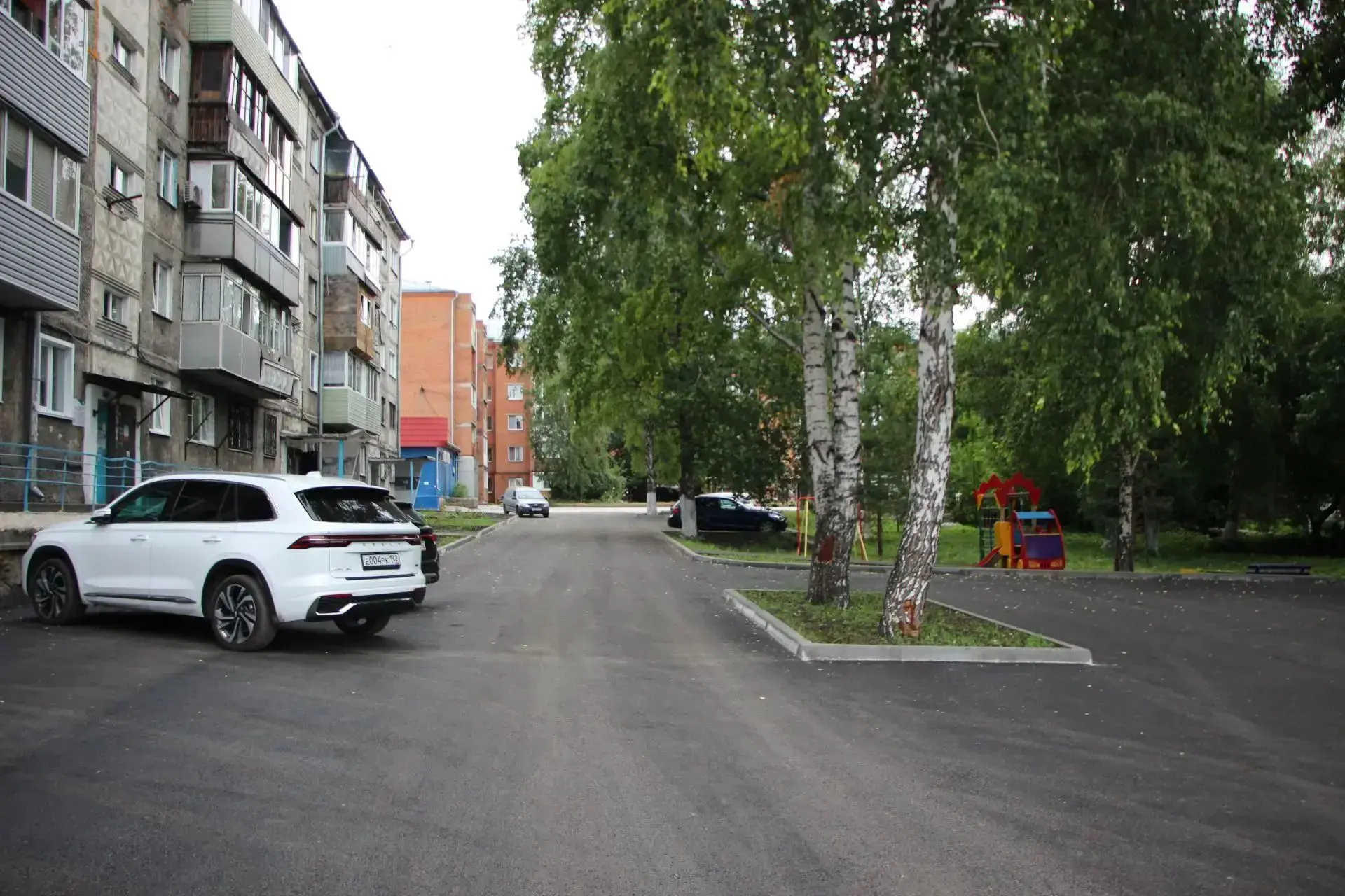 В Ленинске-Кузнецком завершено благоустройство трёх дворов по адресам:
🔹 пр. Кирова, 75; 
🔹 пр. Те