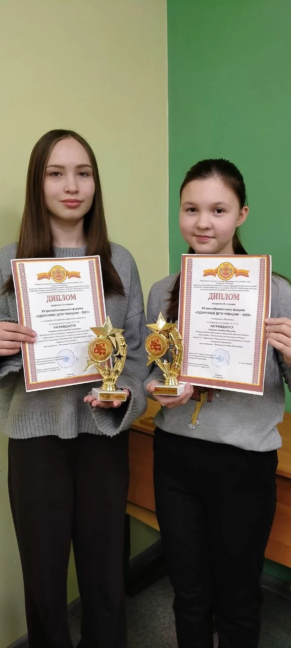 А вот и они, призёры в номинациях «Живопись» и «ДПИ» XV республиканского форума «Одаренные дети Чува