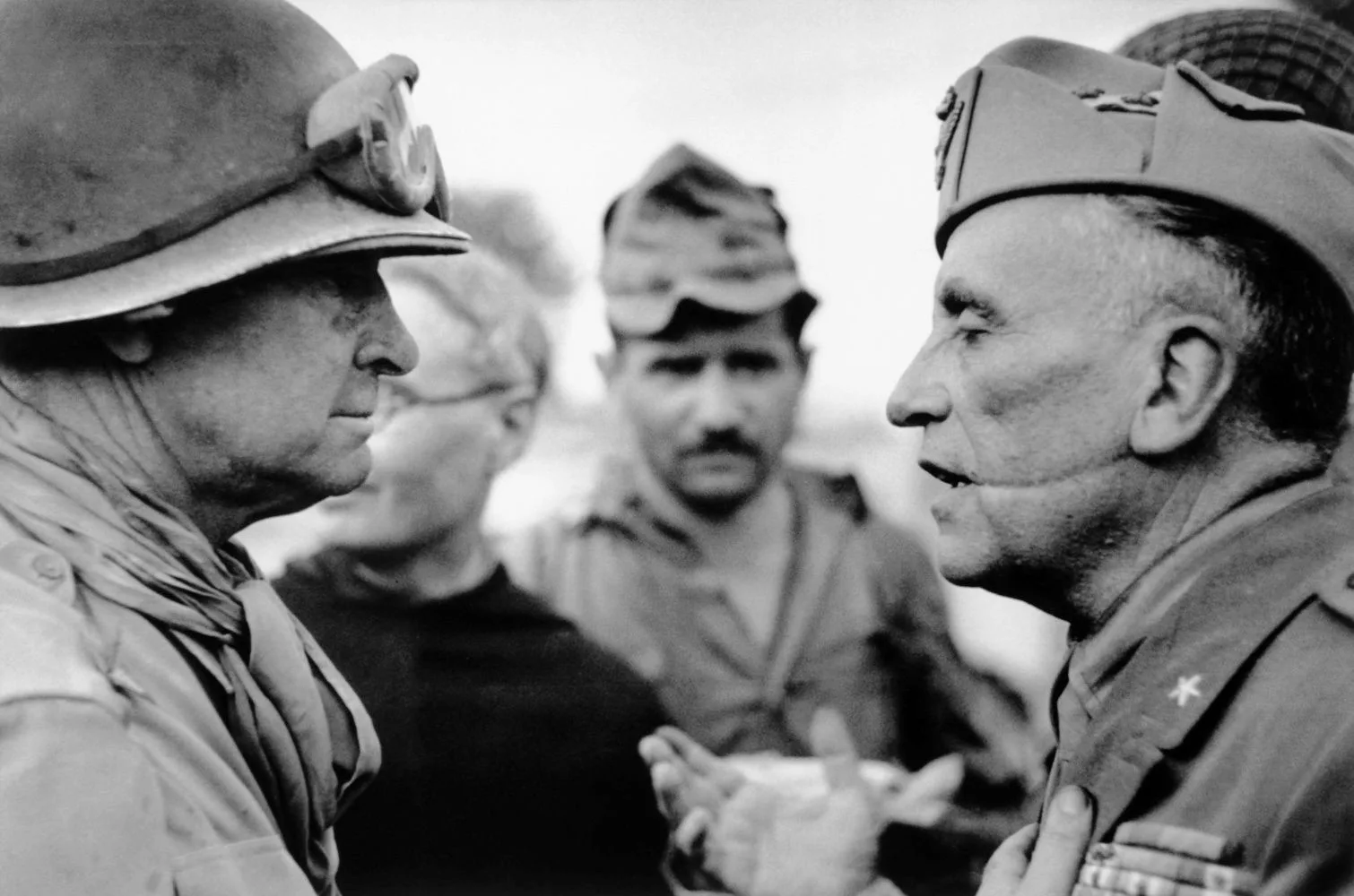 1943. Генерал Джузеппе Молинеро (справа), итальянский командующий армией в Палермо, сда...