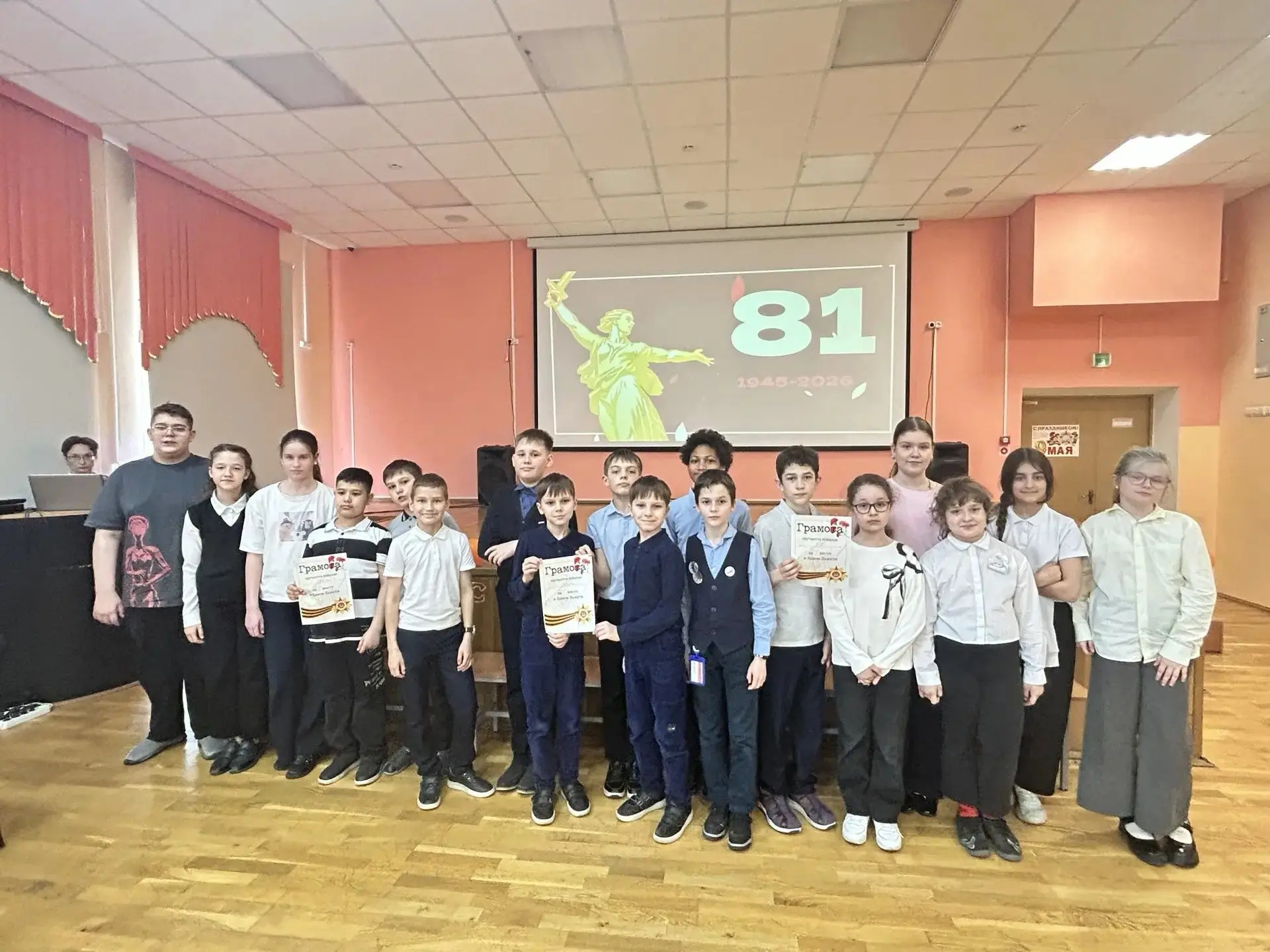 🤗 Маленькие знатоки большой истории  ⭐️ В преддверии Дня Победы ученики 3-А, 3-Б, 3-Г, 4-А и 4-Б кла