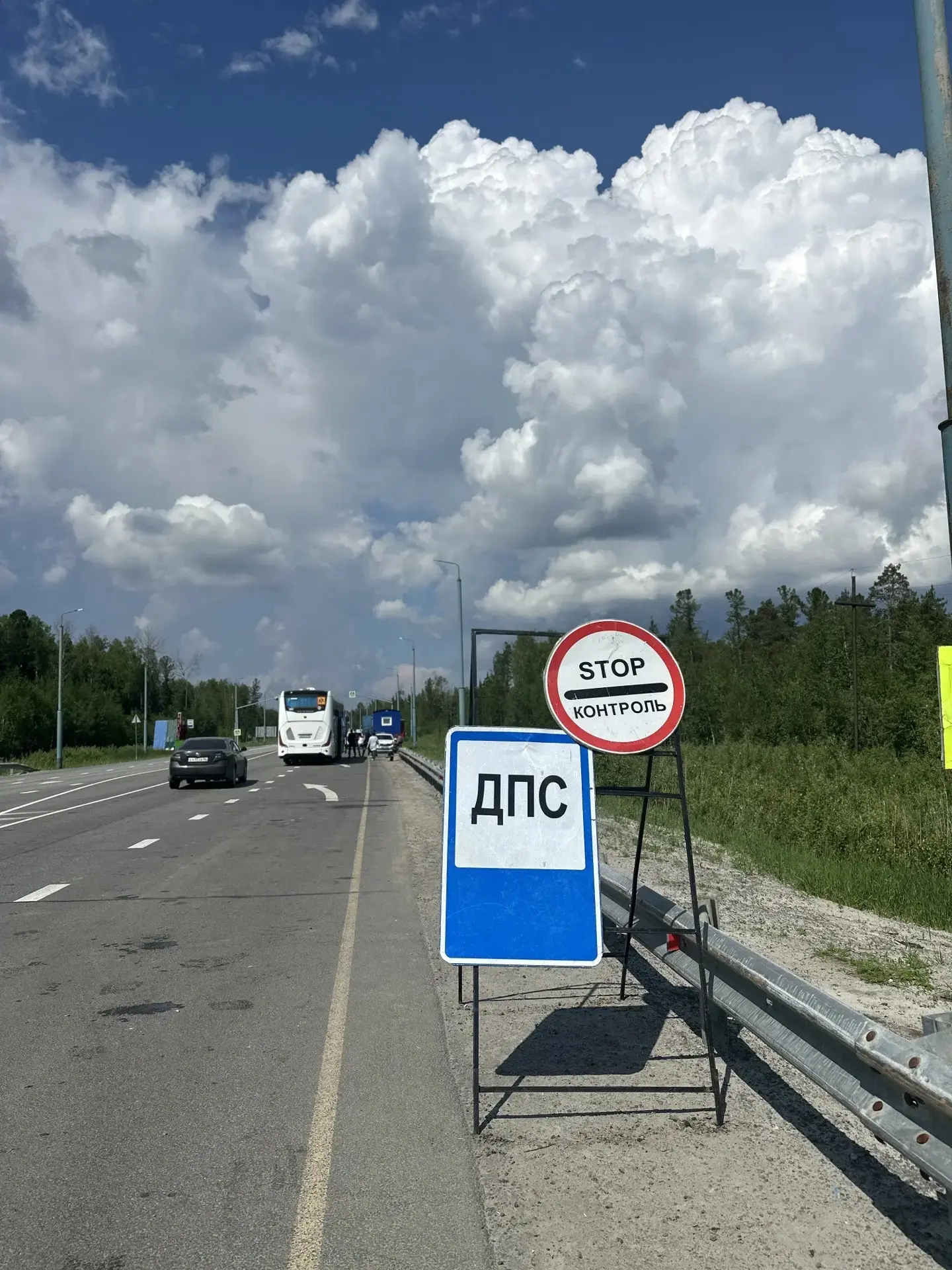 На Реполово в сторону ХМ проверяют все машины. Записывают и водителей, и пассажиров. Де...
