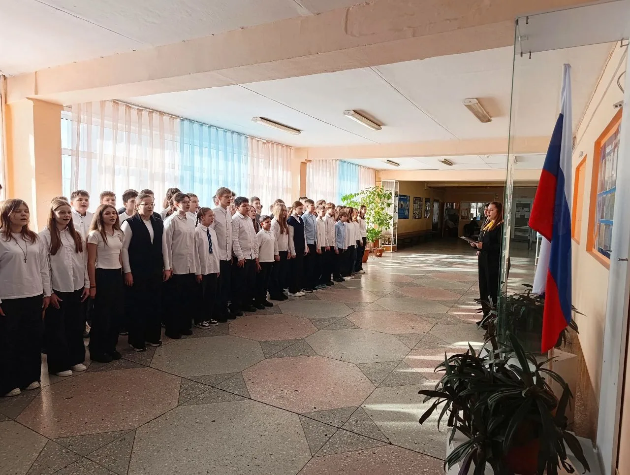 🇷🇺Новая учебная неделя в нашей школе традиционно началась с торжественного вноса флага и исполнения 