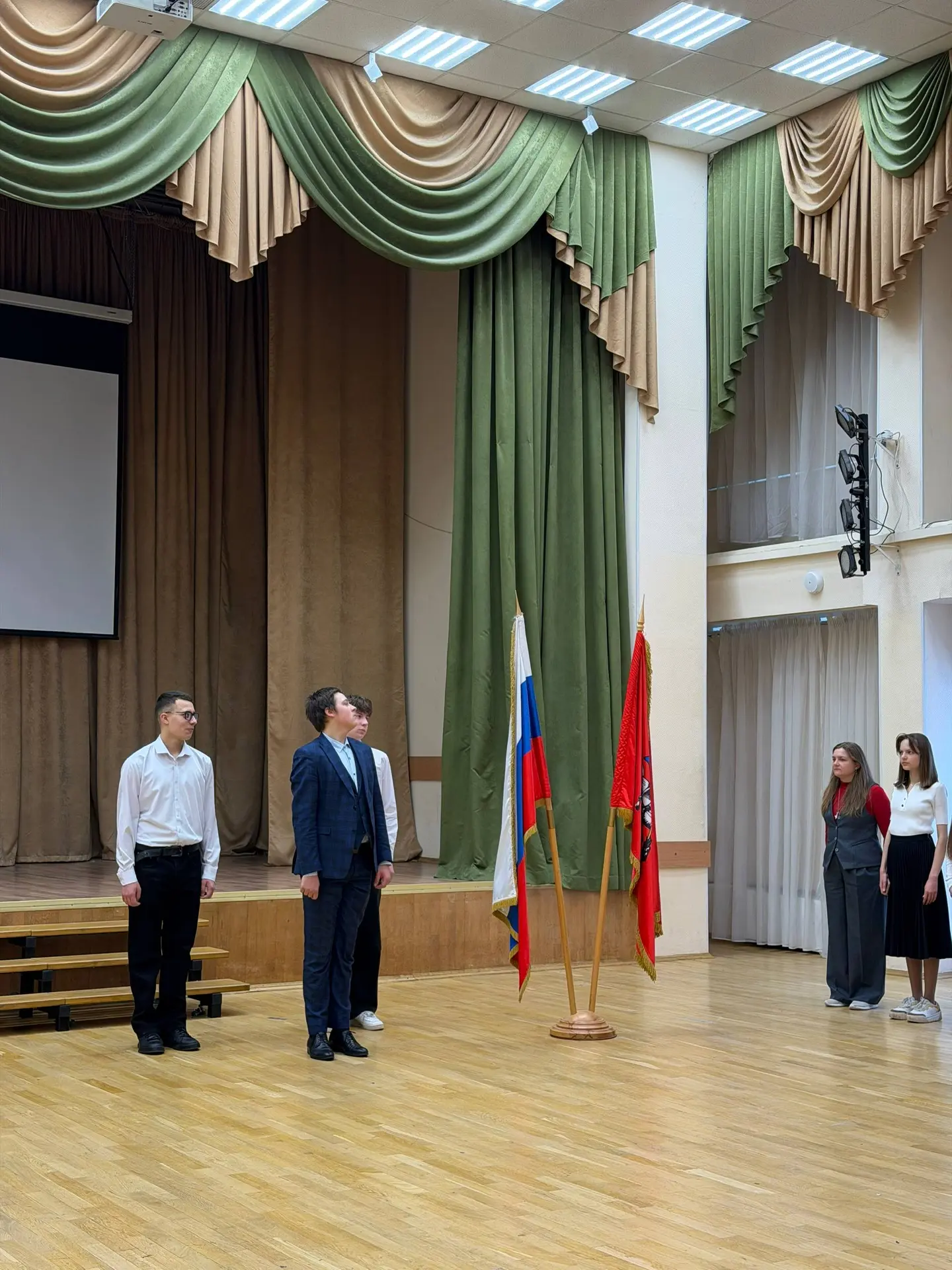 🇷🇺Учебная неделя в нашей школе началась с торжественной церемонии поднятия и выноса Государственного