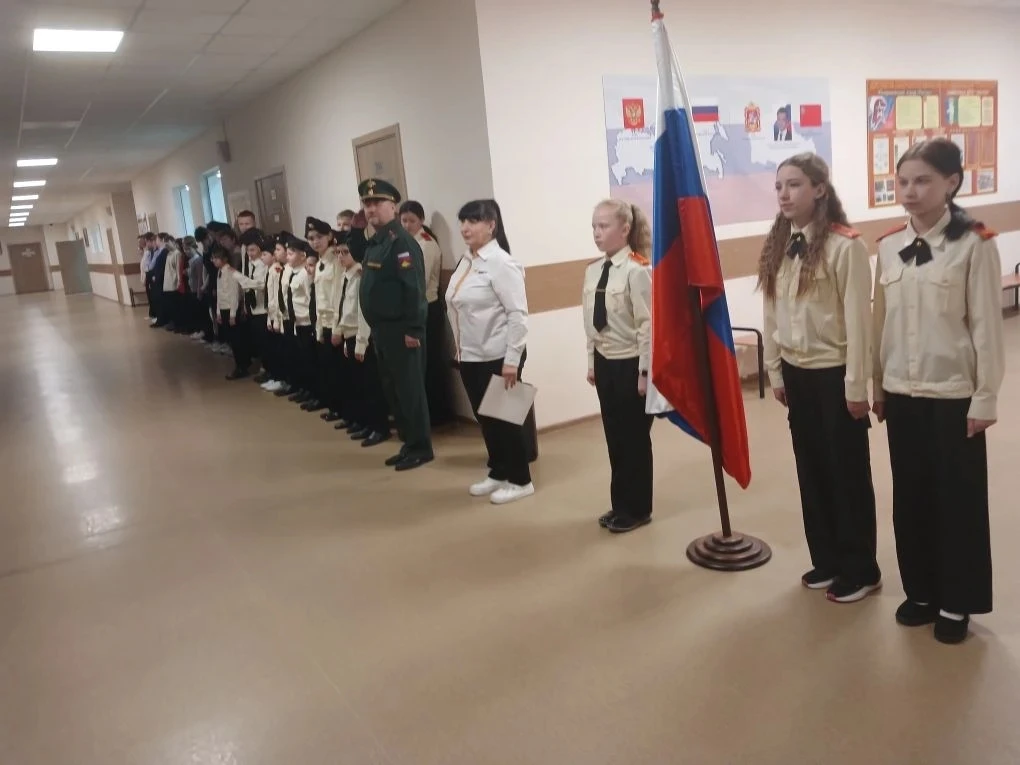 🇷🇺 Утро понедельника, 16 февраля, в нашем лицее началось с традиции: торжественная линейка, вынос фл