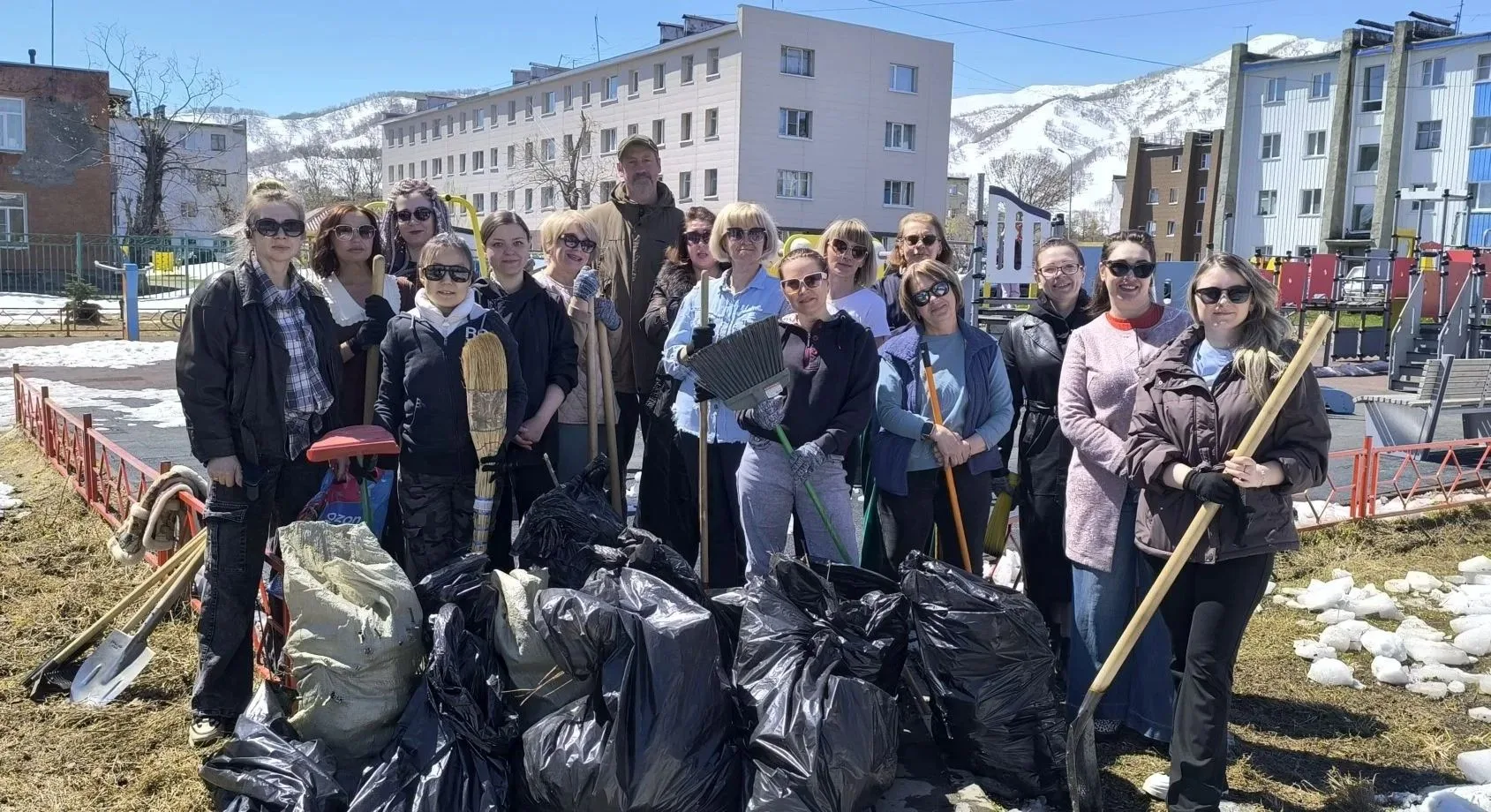 В минувшую пятницу сотрудники нашего Центра дружно вышли на субботник, чтобы навести по...
