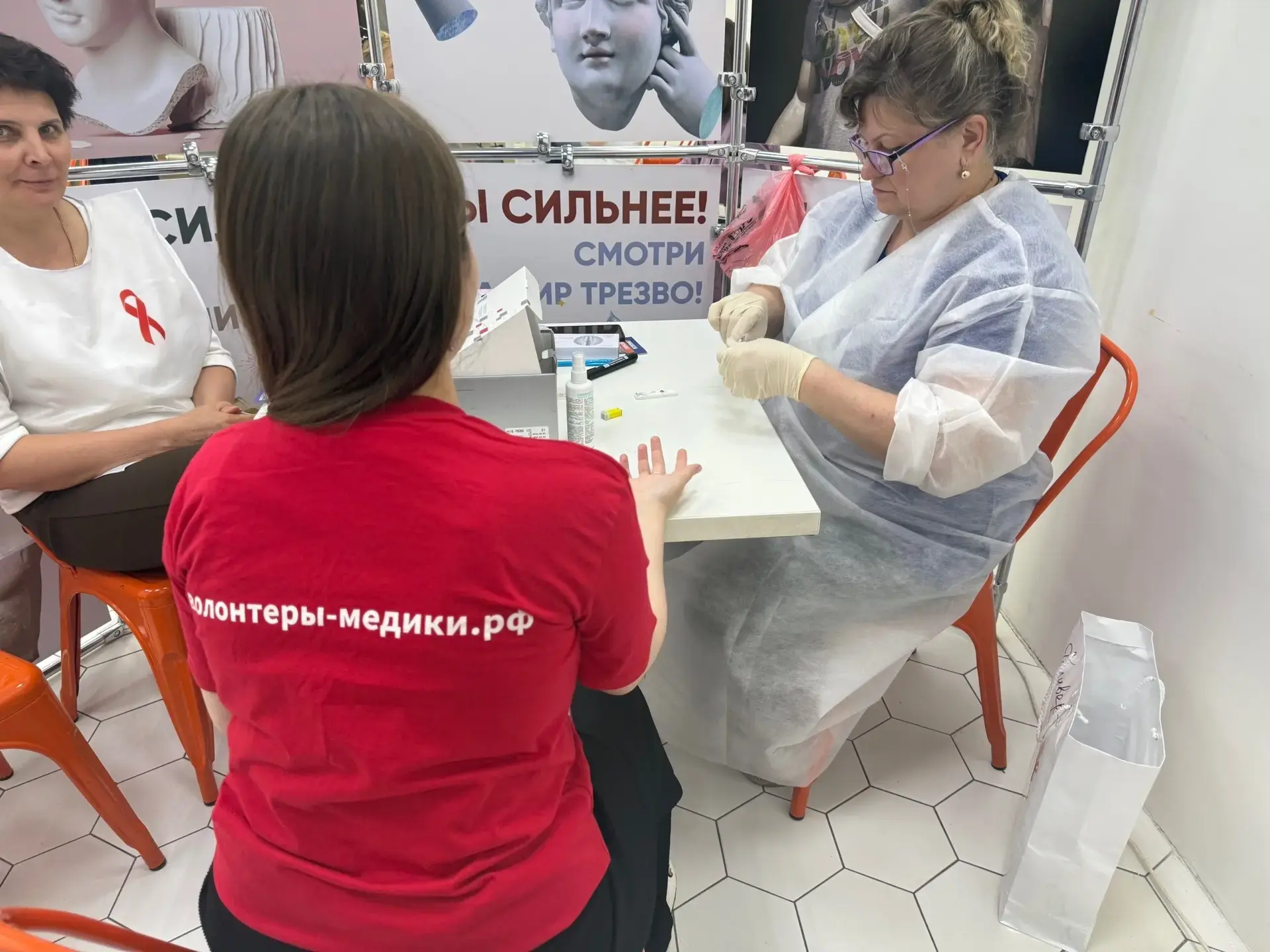 Волонтеры помогли врачам провести акцию здоровья для горожан  18 мая в торгово-развлекательном центр