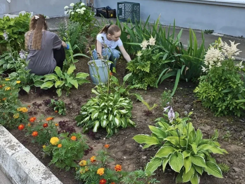 🏡Несмотря на каникулы, в нашей школе активно продолжается акция по озеленению школьной территории «