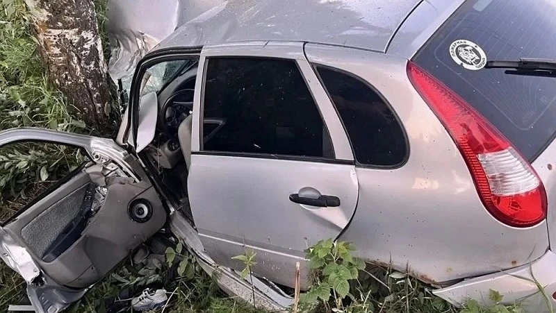 🚗 В Ленинском легковушка влетела в дерево — трое пострадавших
