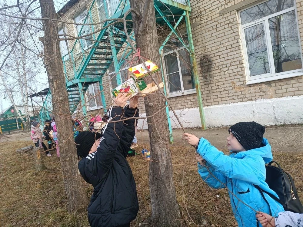 🐦✨ Мы помогли пернатым друзьям! ✨🐦  Привет, друзья! Это мы, первоклассники — участники акции «Пионер
