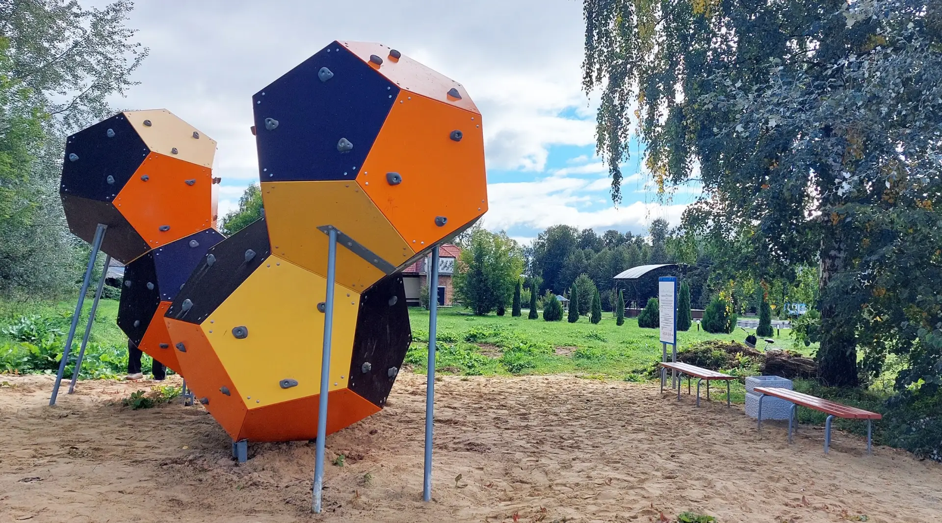 В Летнем парке в Пучеже установили скалодром. Скамьи, урна, информационный щит и сам ск...