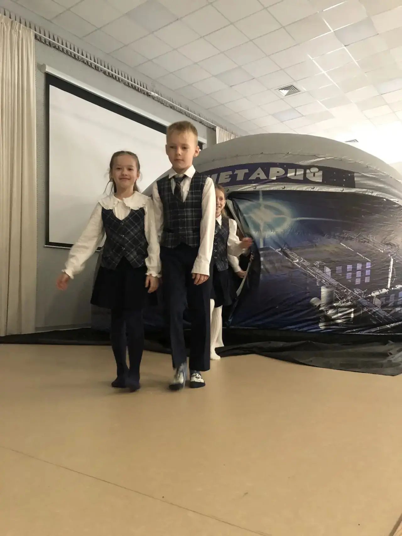 🌠 Путешествие в космос: ученики 1–4 классов посетили планетарий!   Юные исследователи из начальных к