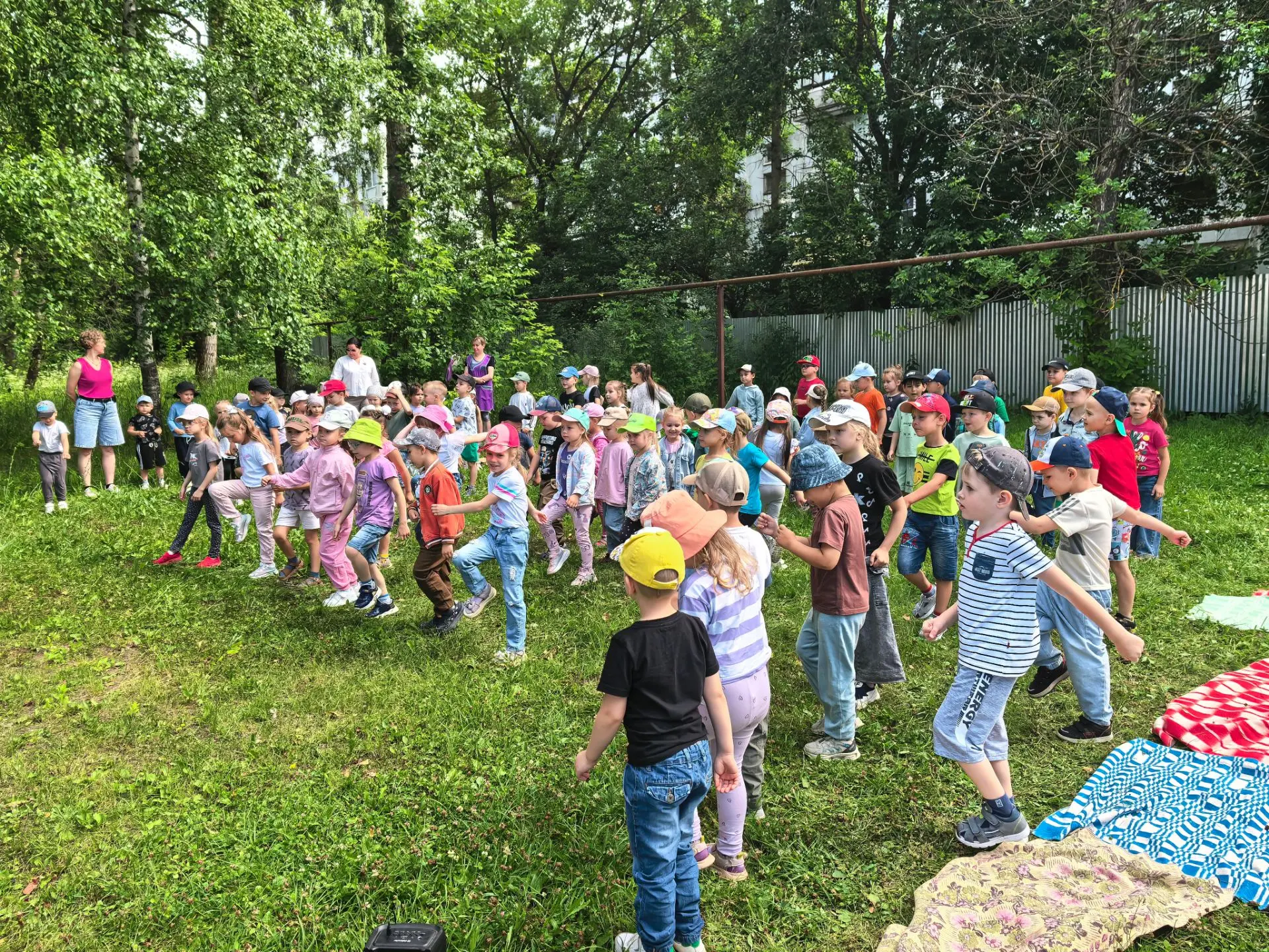 💥 Сегодня на спортивной площадке нашего детского сада было очень жарко! Потому что у ребят прошёл у