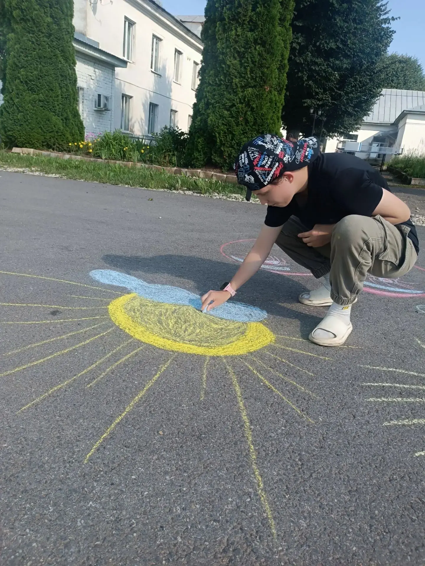 Без рисования мелом на асфальте невозможно представить настоящее лето! Это занятие создаёт хорошее н