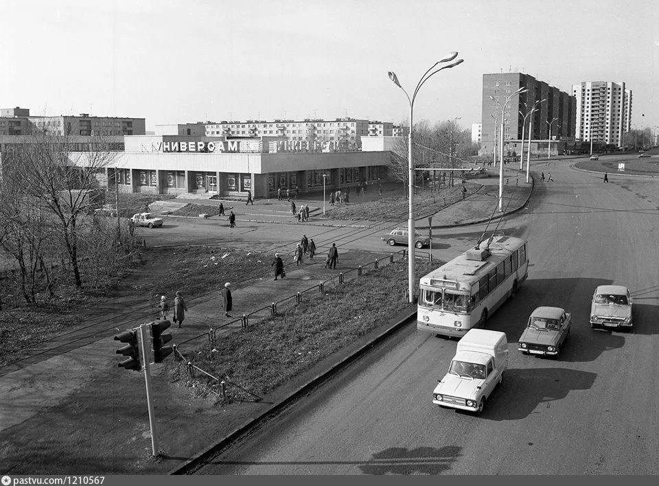 В 1985 году на Проспекте Победы, 124 открылся самый большой на тот момент Универсам под №173.
Незадо