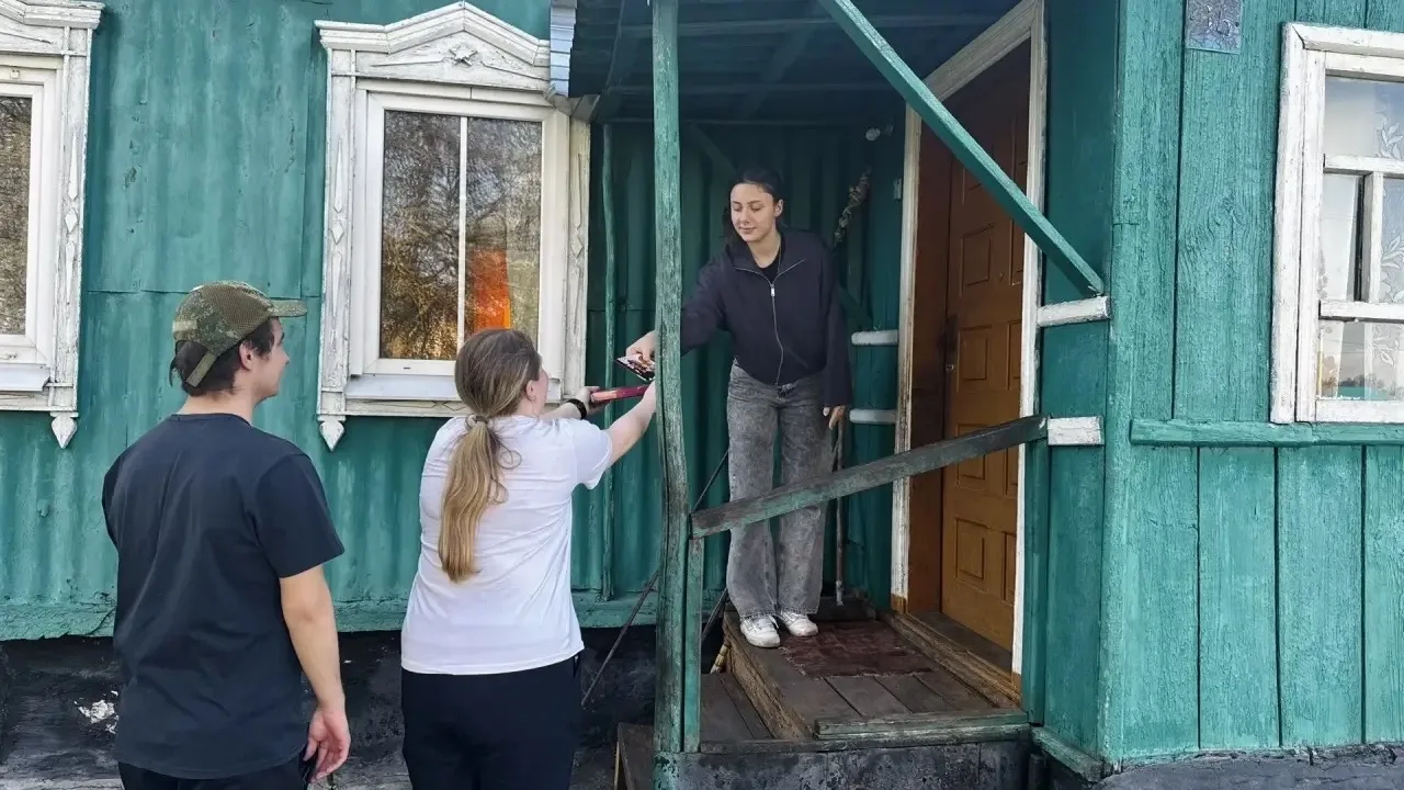 ✨ С заботой о ветеранах: ученики МБОУ СОШ с. Девица навестили труженицу тыла ✨