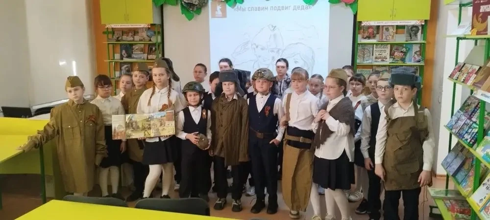 📚 Мы славим подвиг деда! Помним, гордимся, чтим  🇷🇺 Ученики 3 «Б» класса посетили библиотеку на улиц