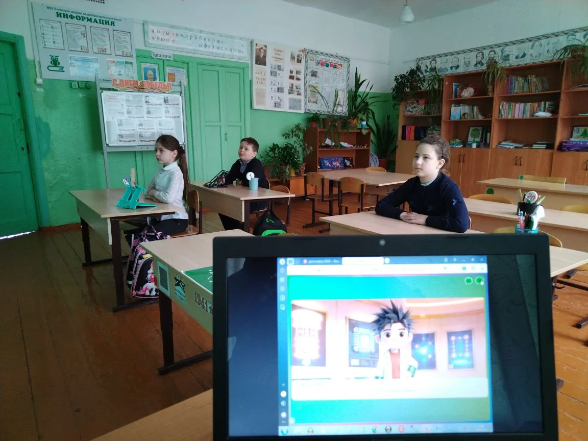 Обучающиеся 1 класса прошли "Урок Цифры" по теме "Как кодить на квантах".