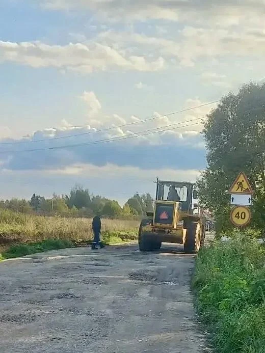 🚜В Кашинском округе начался ремонт подъездных путей к деревне Безгузово