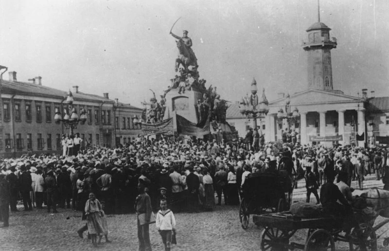 🚩 Эпицентр революционных бурь: митинг на Скобелевской площади