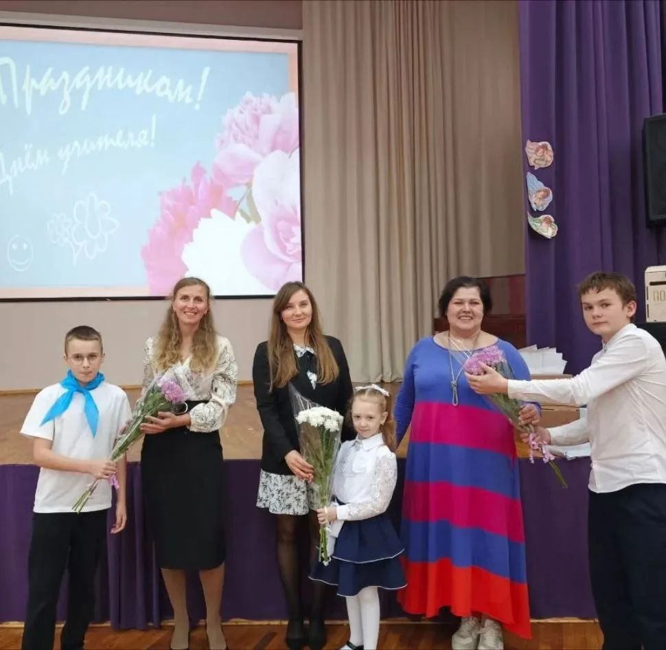 Сегодня ученики школы №1223 поздравили педагогов с Днём учителя. В подарок они вручили ...