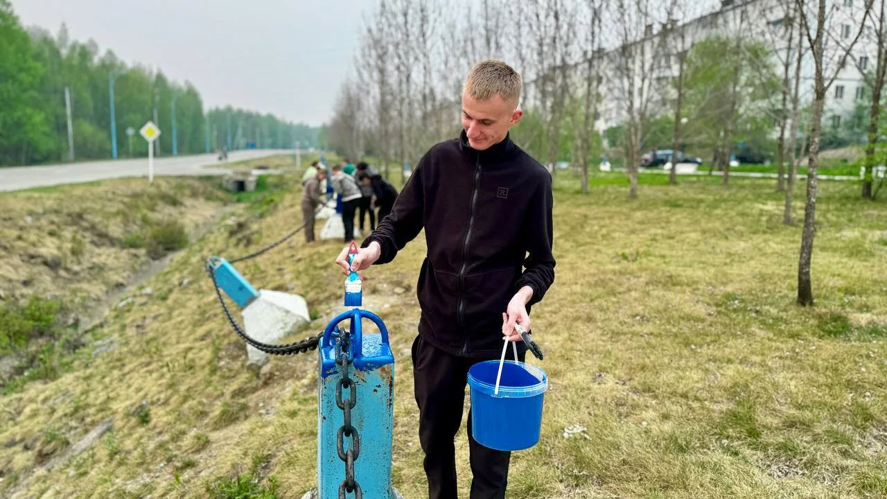 В Талакане красят знаменитые «морские» столбики  Посёлок гидроэнергетиков по всему периметру окружаю