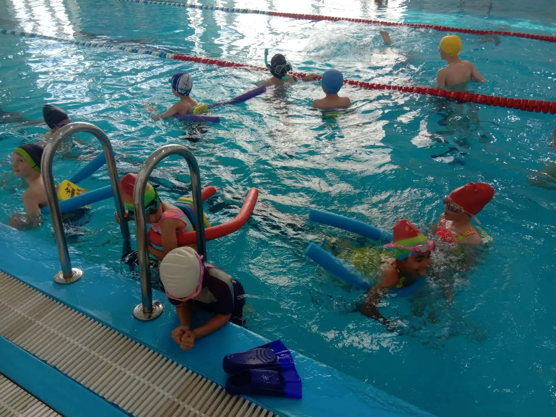 🏊‍♂️💦 Водный бум и брызги радости: восемнадцатый день лагеря  прошёл в бассейне! ☀️🌊

Восемнадцат