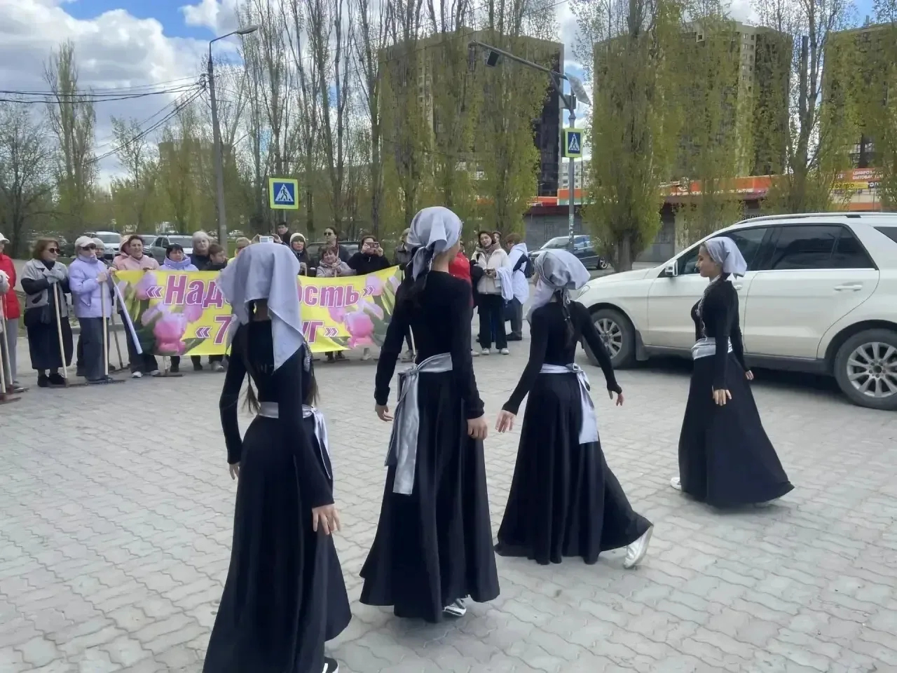 🌷 Чистота начинается с нас!  Ученики и учителя нашей школы приняли активное участие в субботнике и н