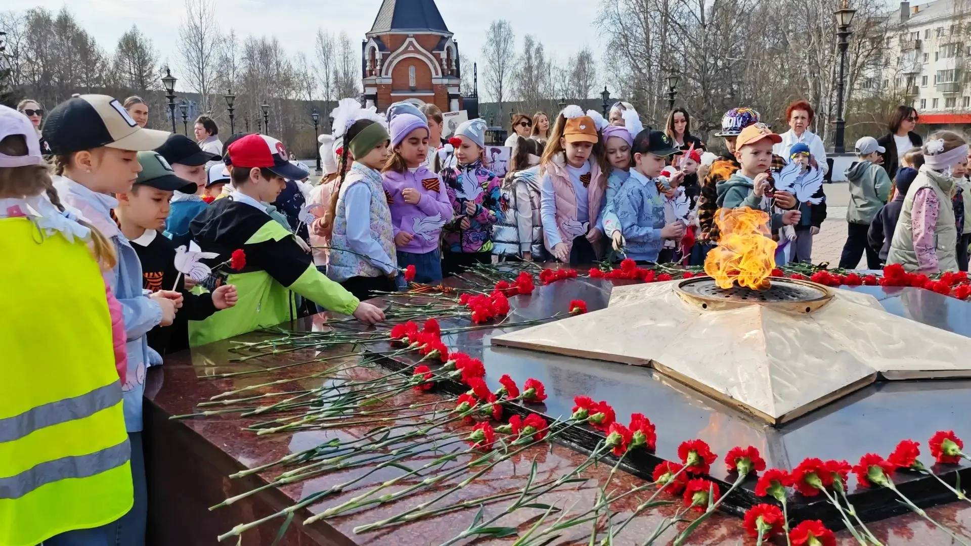 ПОДВИГ В ПАМЯТИ ПОКОЛЕНИЙ: ЮНЫЕ КРАСНОТУРЬИНЦЫ ВСТРЕТИЛИ ДЕНЬ ПОБЕДЫ