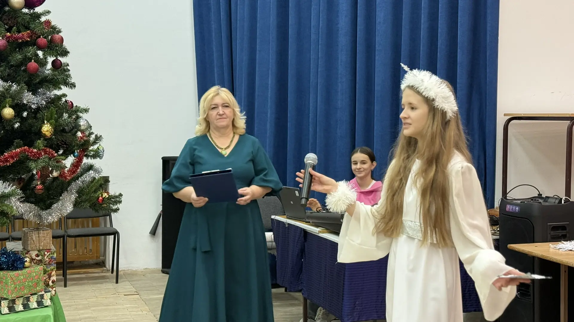 **Новогоднее волшебство в стенах нашей школы**  Дорогие друзья!  Приглашаем вас окунуться в атмосфер