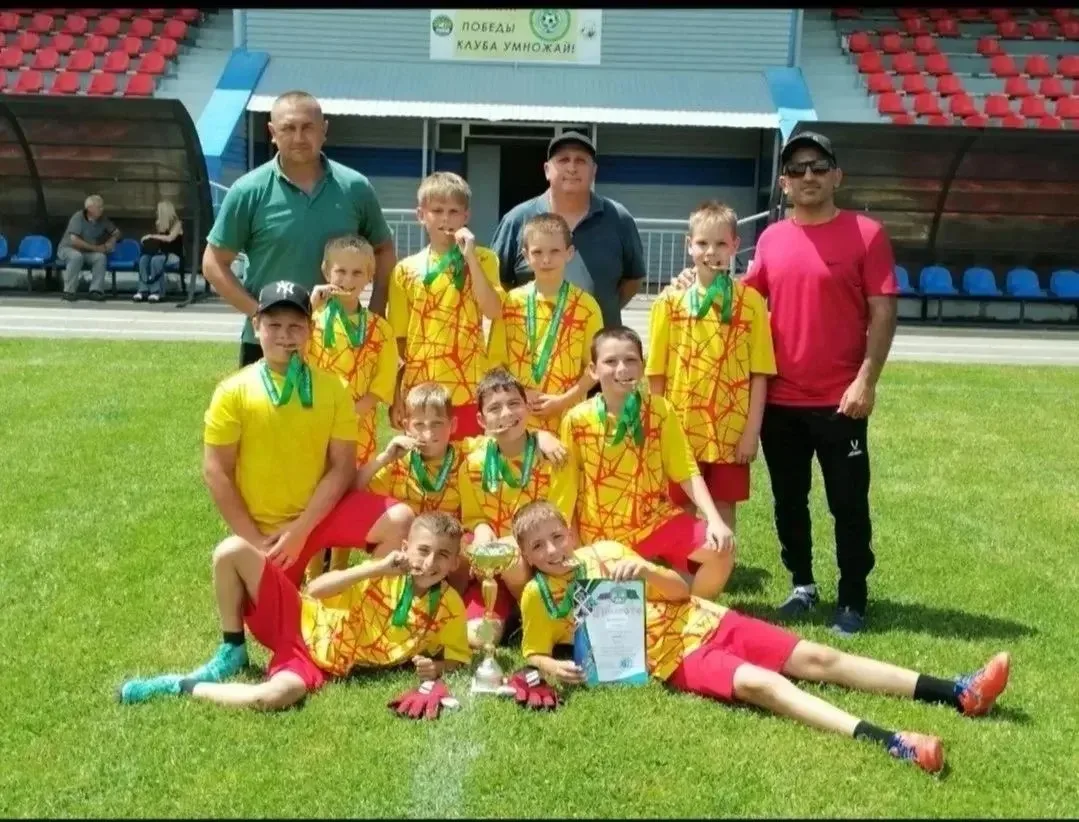 Наши юные футболисты — лучшие в регионе! 🏆

Команда ДЮСШ имени Арсена Галстяна (игроки 2015-2016 г.