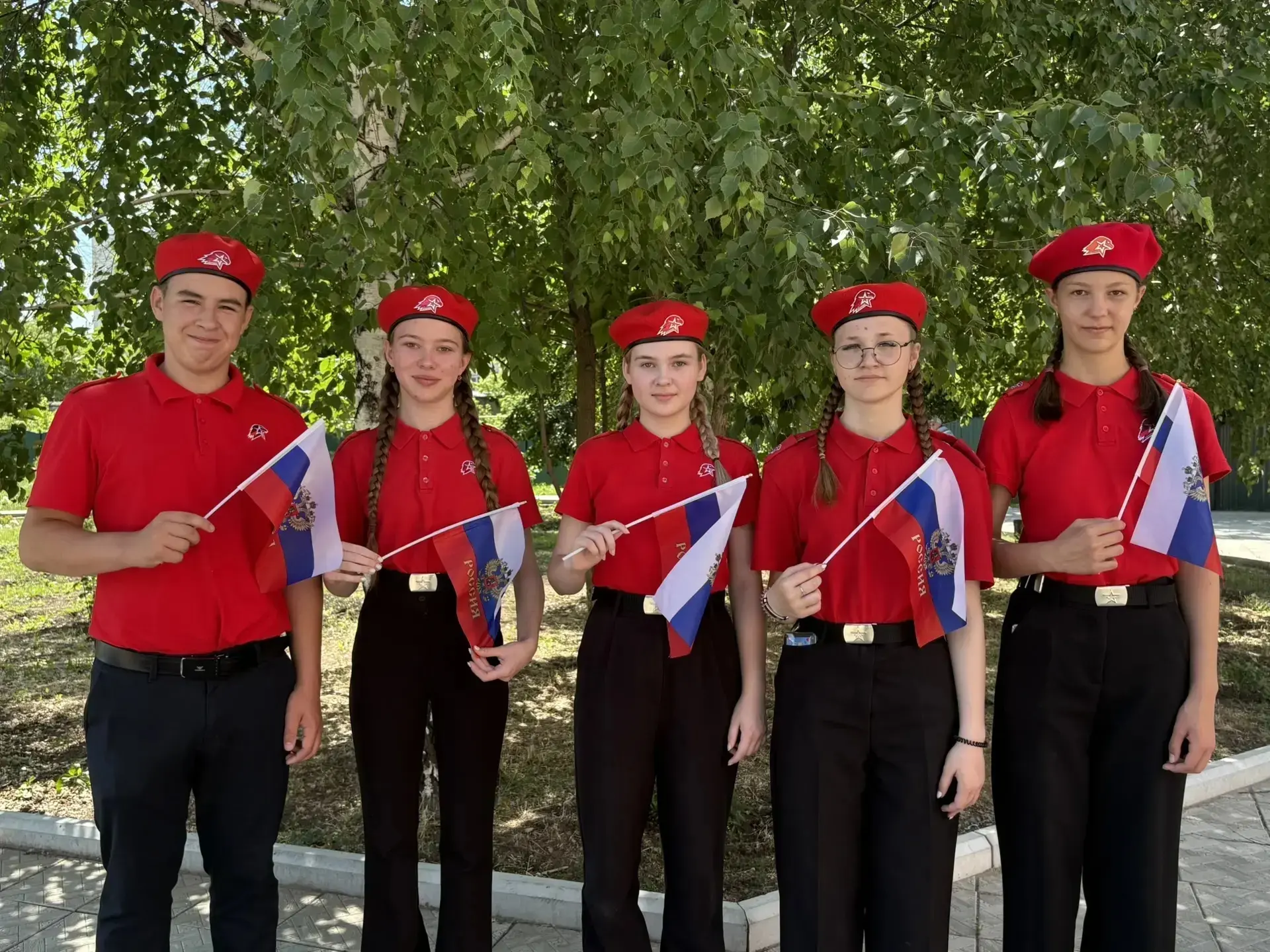 🇷🇺Символ единства и гордости: юнармейцы отряда «Гвардия» поддержали Всероссийскую акцию ко Дню Рос