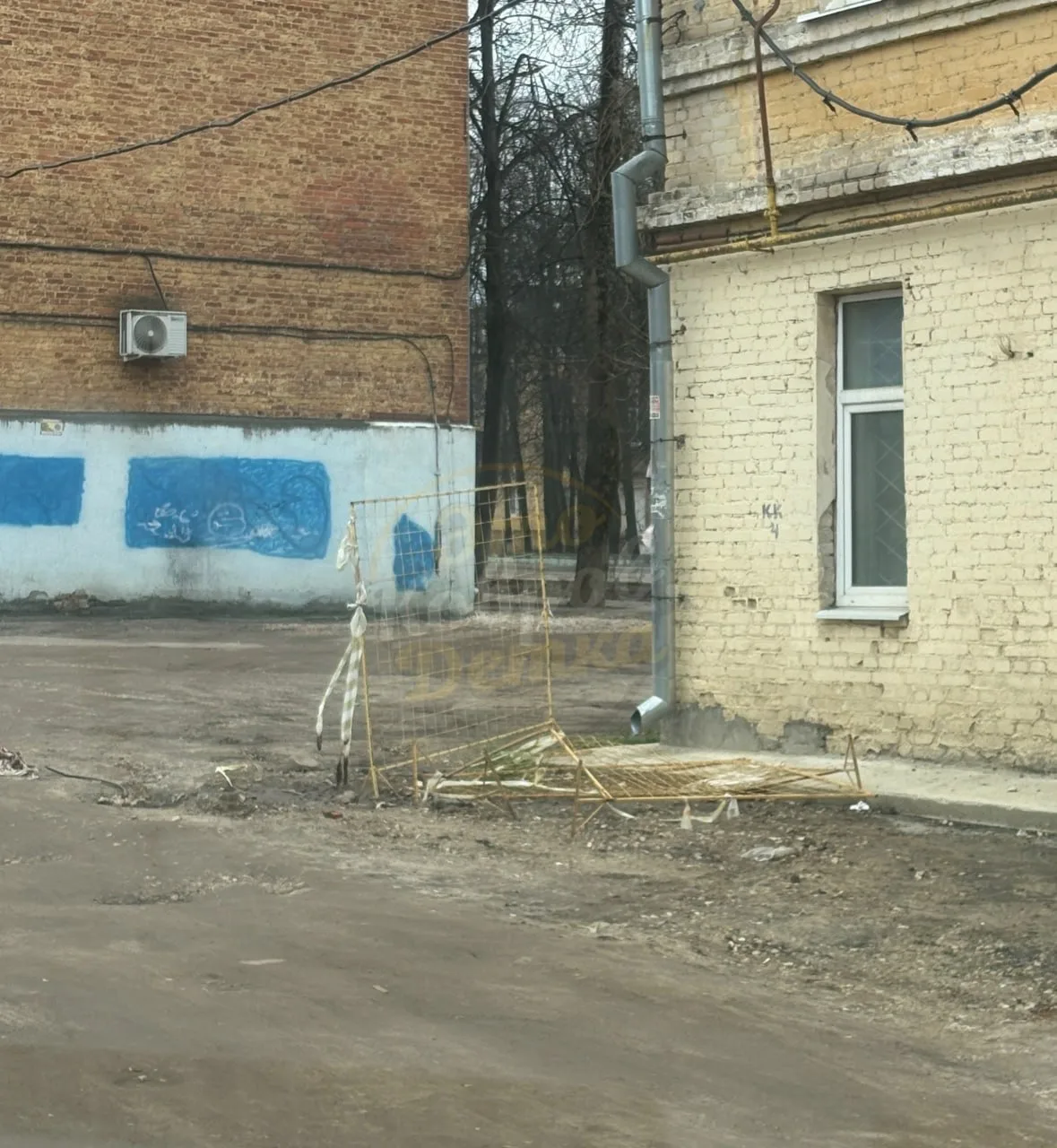 ❓ Сколько может стоять  Данное сооружение на ул. Либерецкой, 2? Оно там, наверное, еще с декабря мес