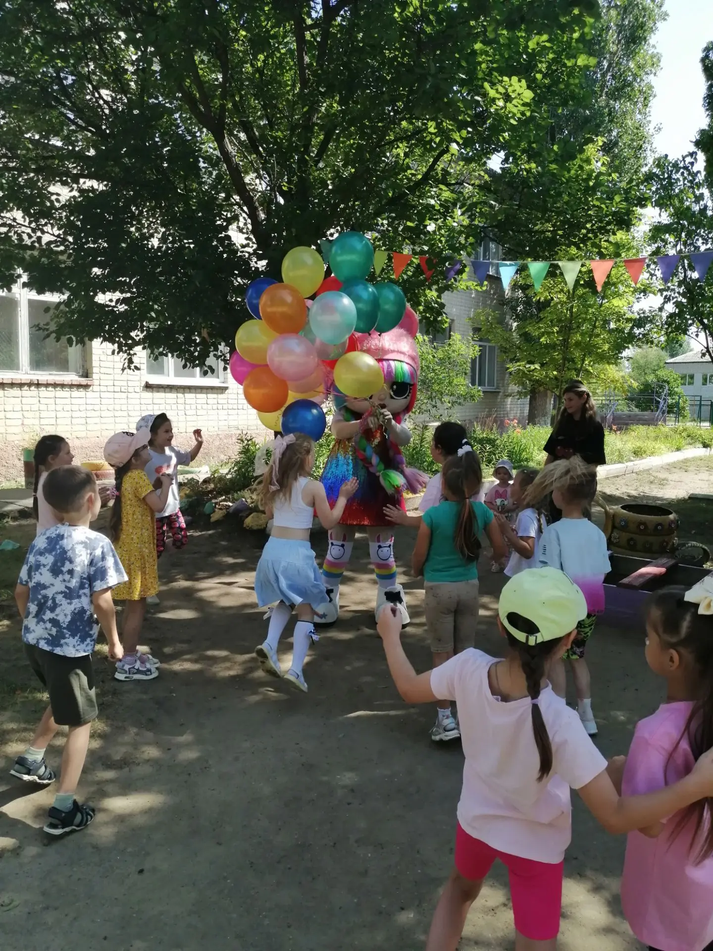 Сегодня в нашей группе необычный день. К ребятам пришла необычная гостья кукла Лол, чтобы поздравить