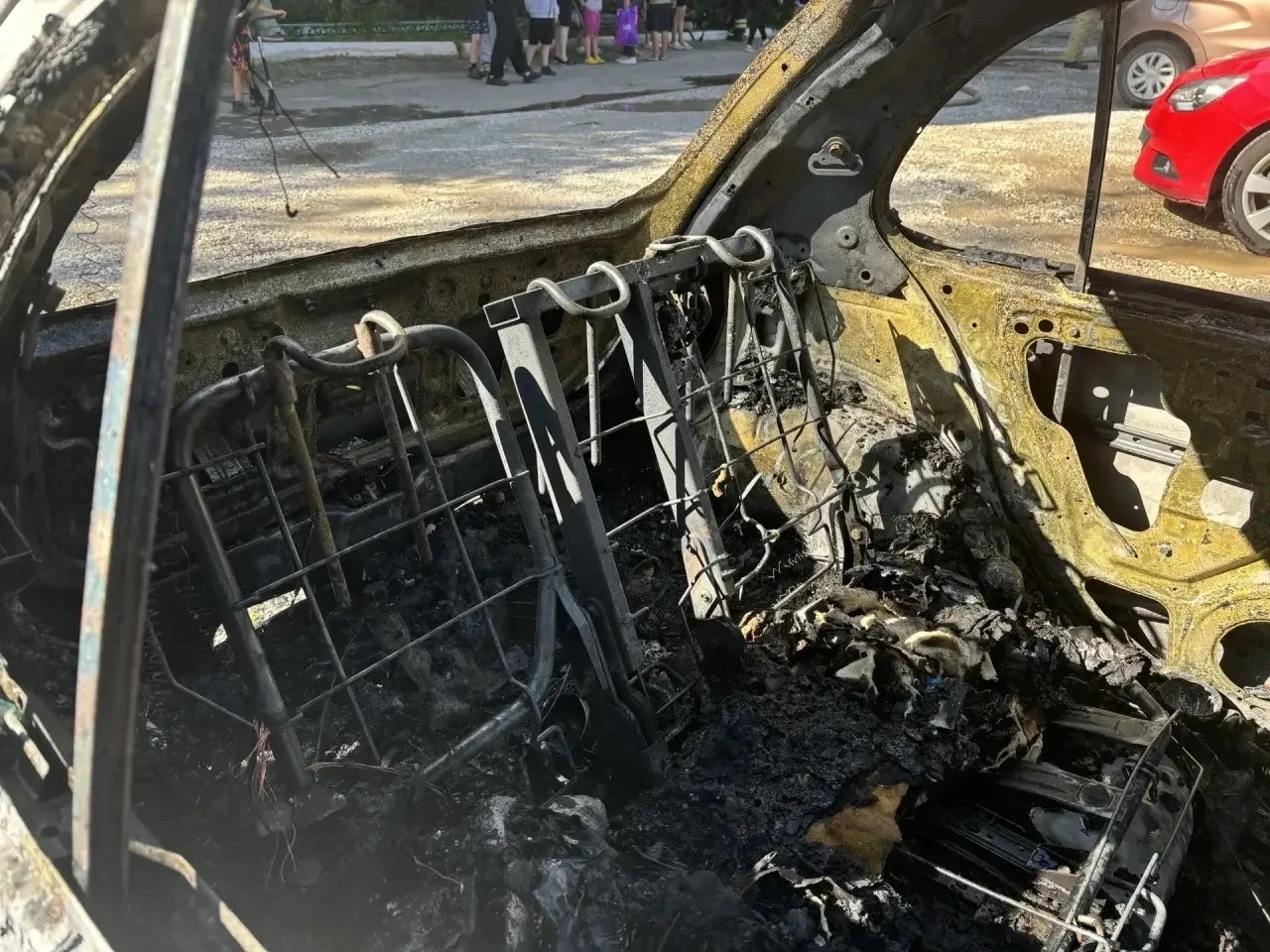 Огненный двойник: в Полевском на улице Карла Маркса сгорели два иномарки «Nissan» 🚗🔥