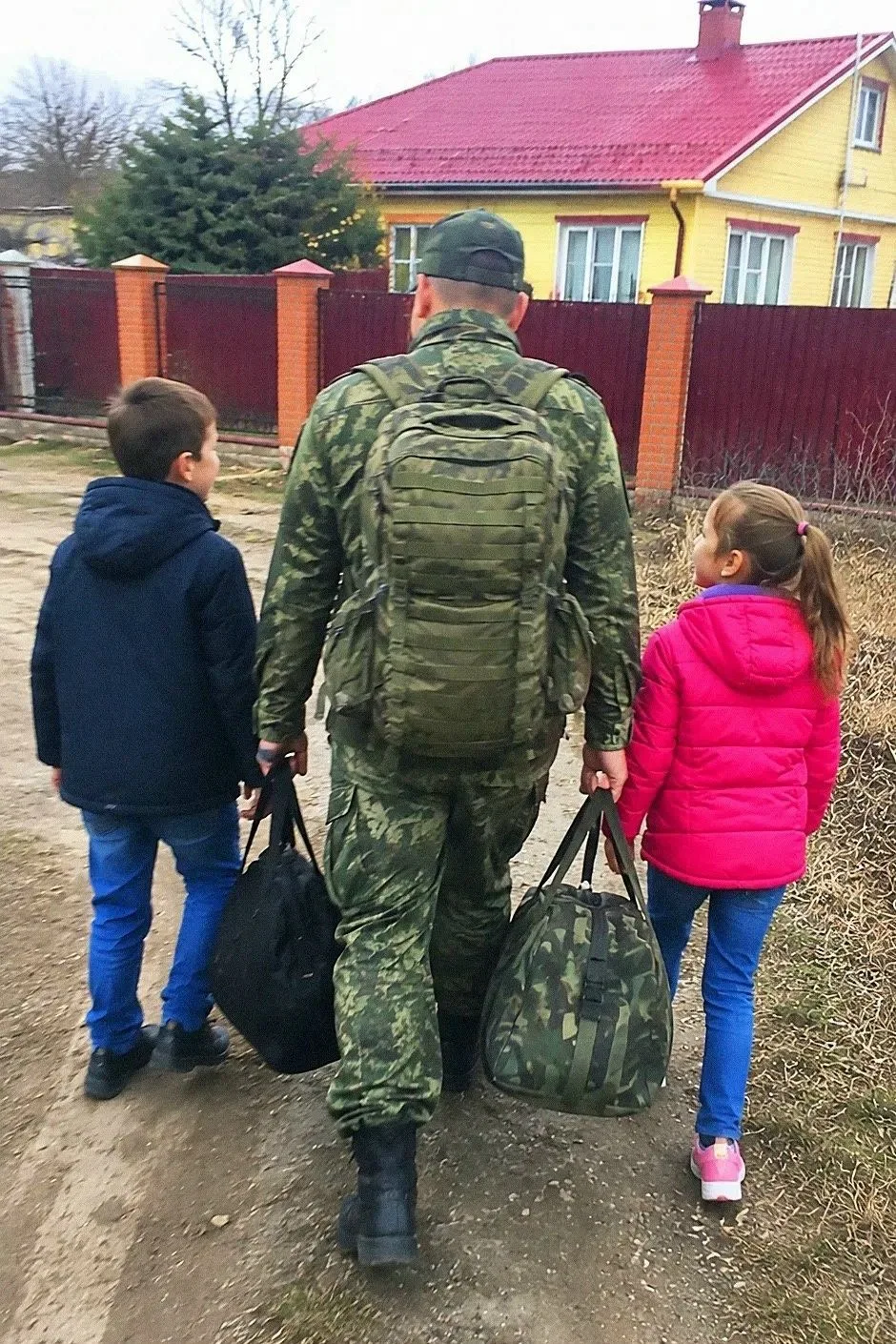 Солдат вернулся домой после долгой смены и увидел своих детей на улице в холоде. А когд...