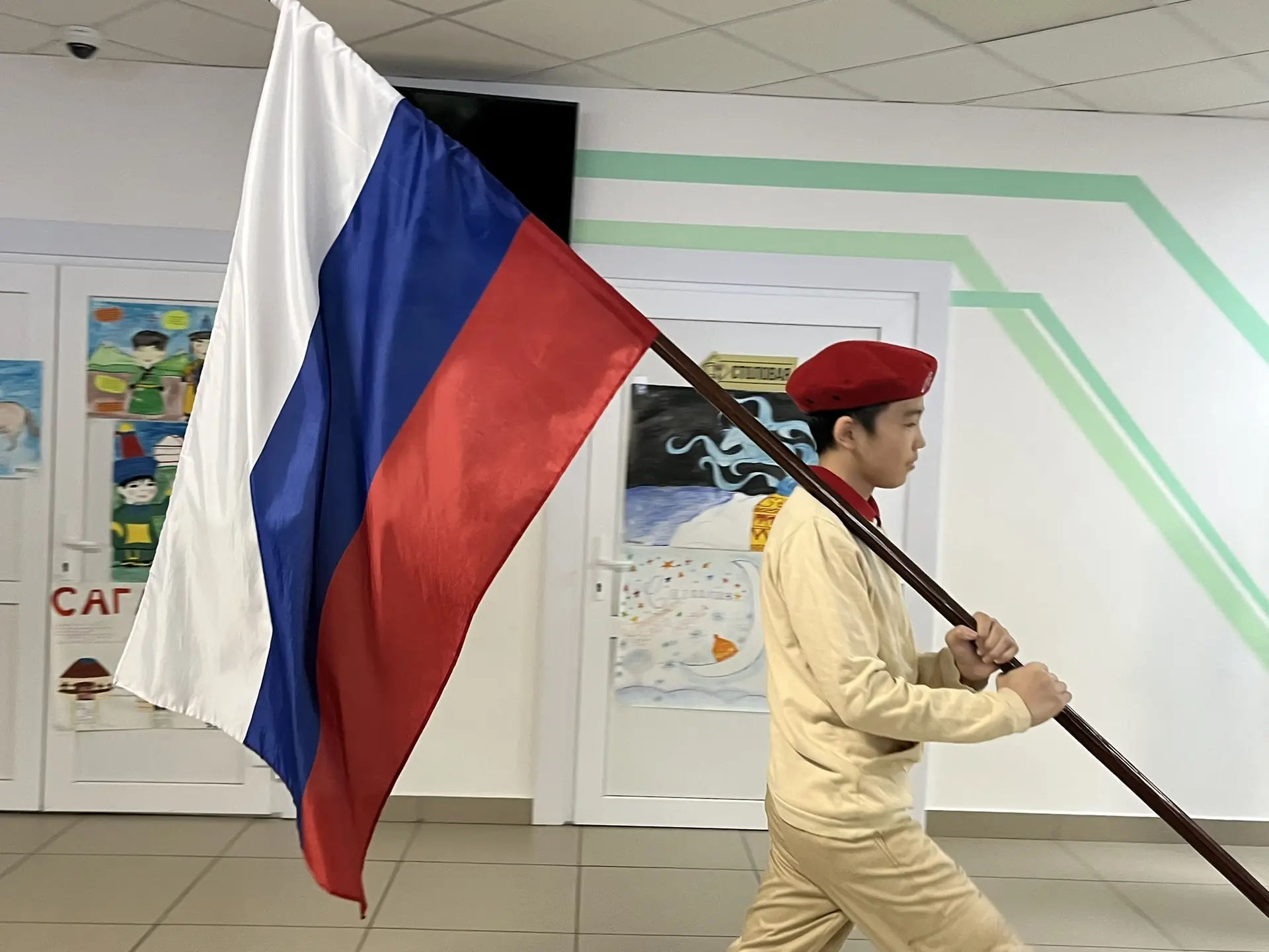 🇷🇺 Новая учебная неделя началась с важных традиций!