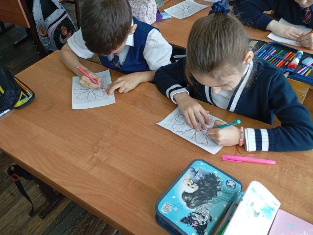 В 1 «В» классе прошёл урок доброты и уважения «Старость надо уважать». Учащиеся с большим трепетом и