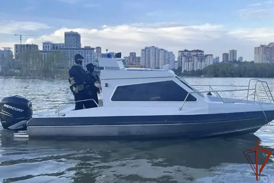 В Новосибирске сотрудники Росгвардии спасли мужчину, упавшего с моста в реку Обь