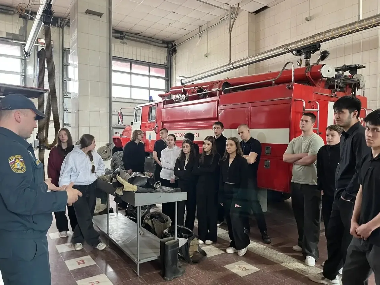 #Профориентация   👩‍🚒НА ЭКСКУРСИИ В ПОЖАРНОЙ ЧАСТИ👩‍🚒  Ученики 10б класса  побывали на экскурсии в п