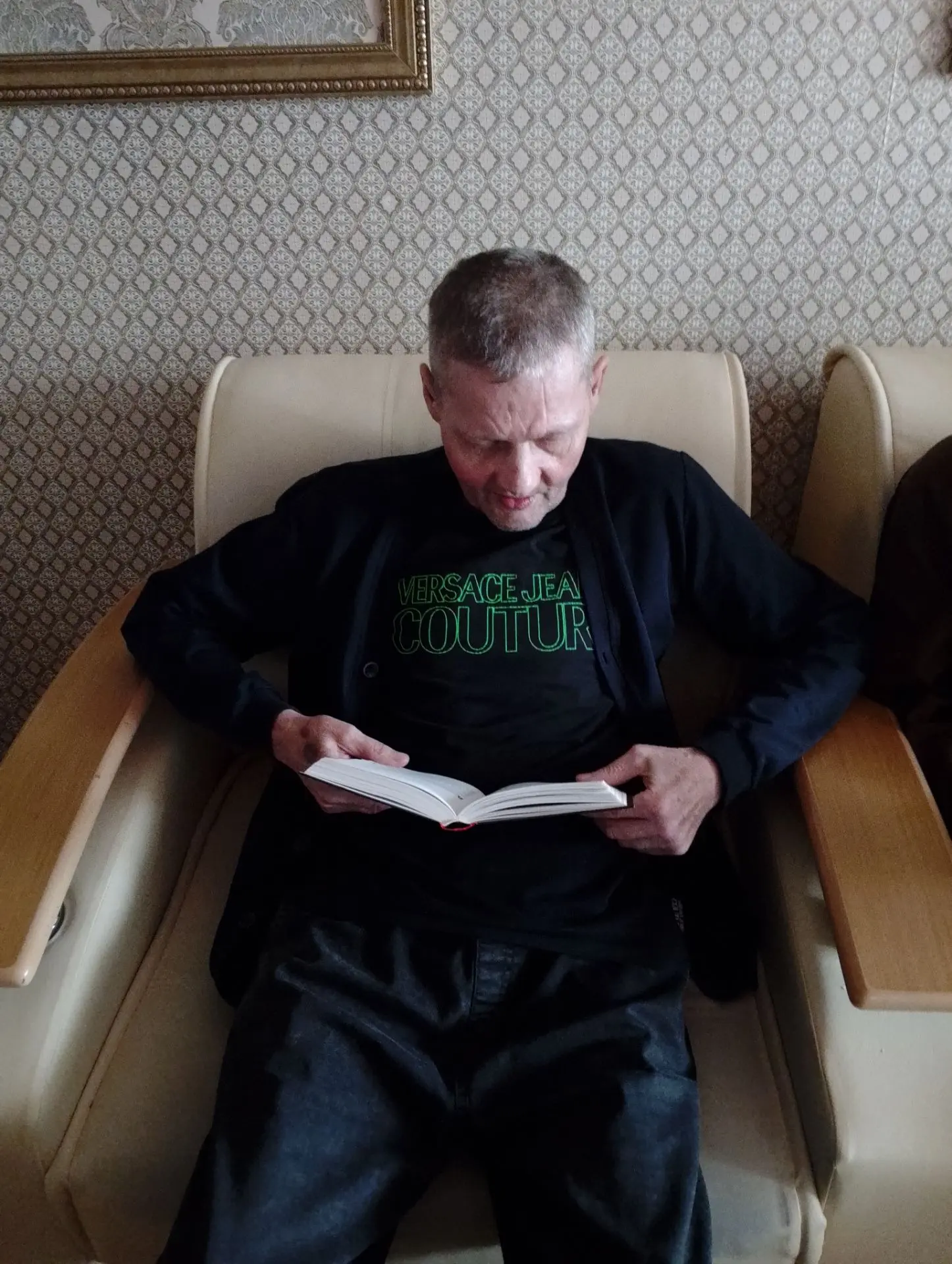 📚 Час библиотерапии: книги, которые лечат душу
Сегодня наши проживающие выбрали любимые книги и чит