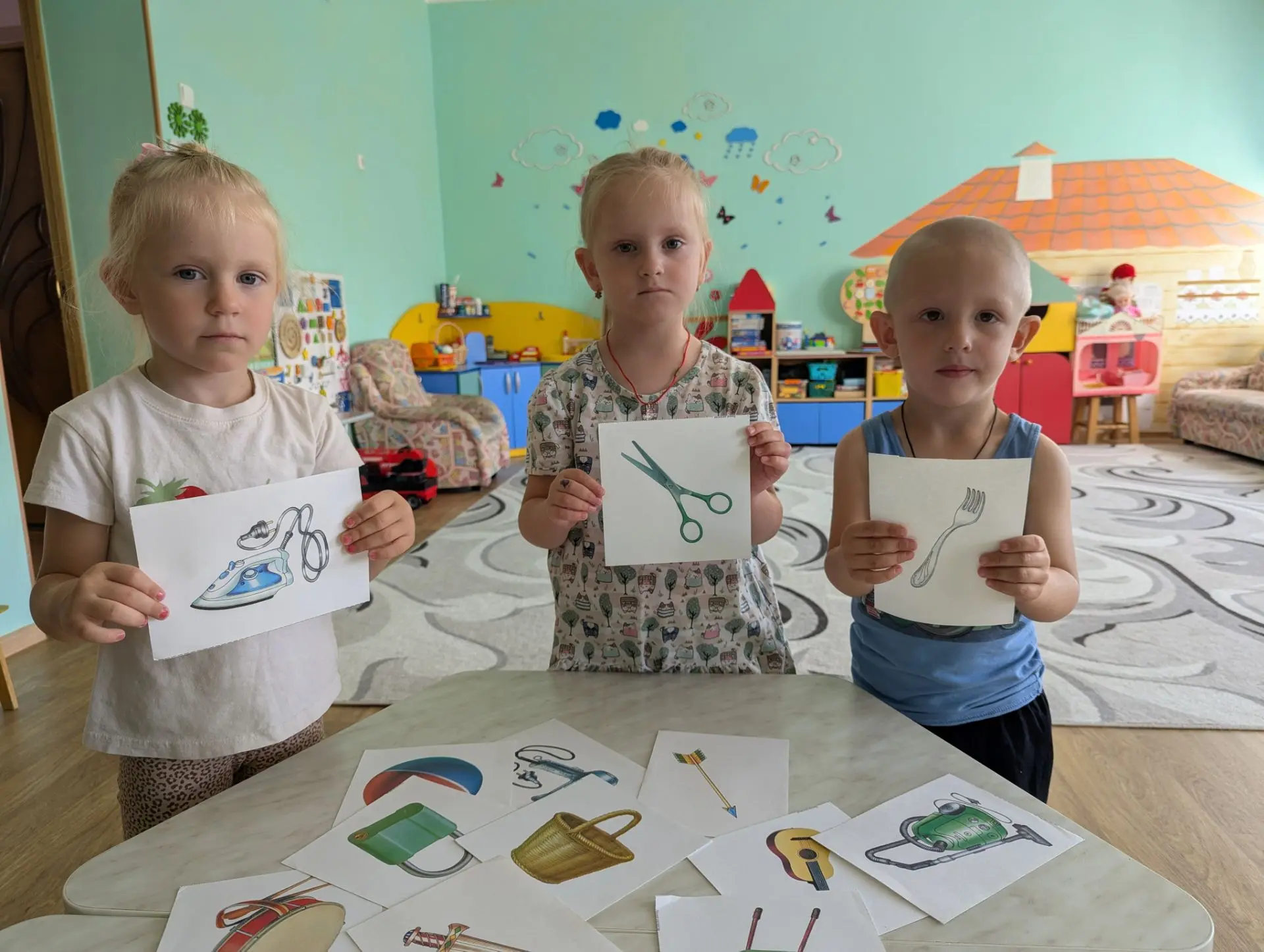 Опасность невидима, но мы ее знаем. 🚫🚹🚹🚹

В рамках Декады охраны труда в средней группе прошло т