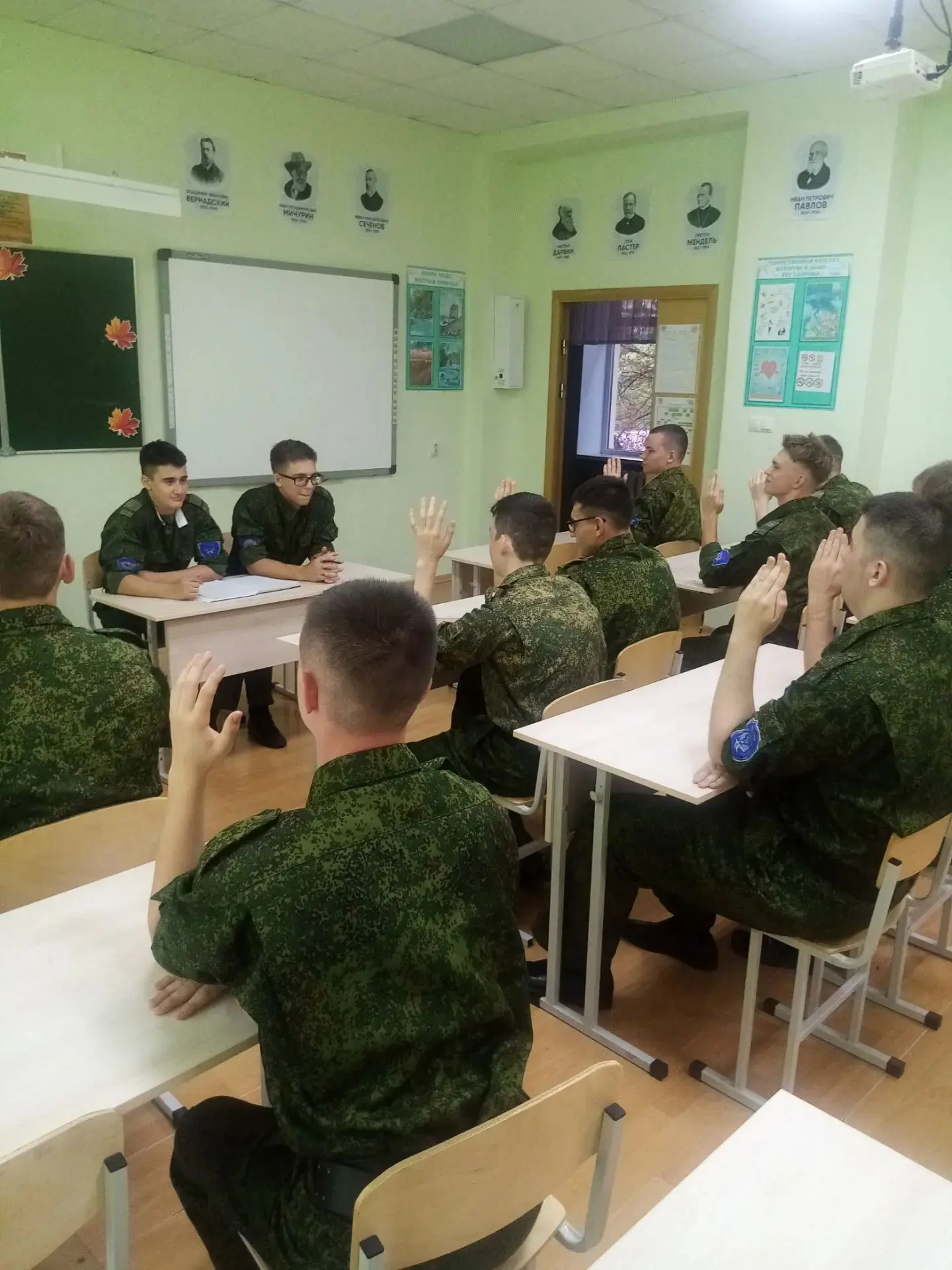 Традиционные собрания во взводах казачьего корпуса.