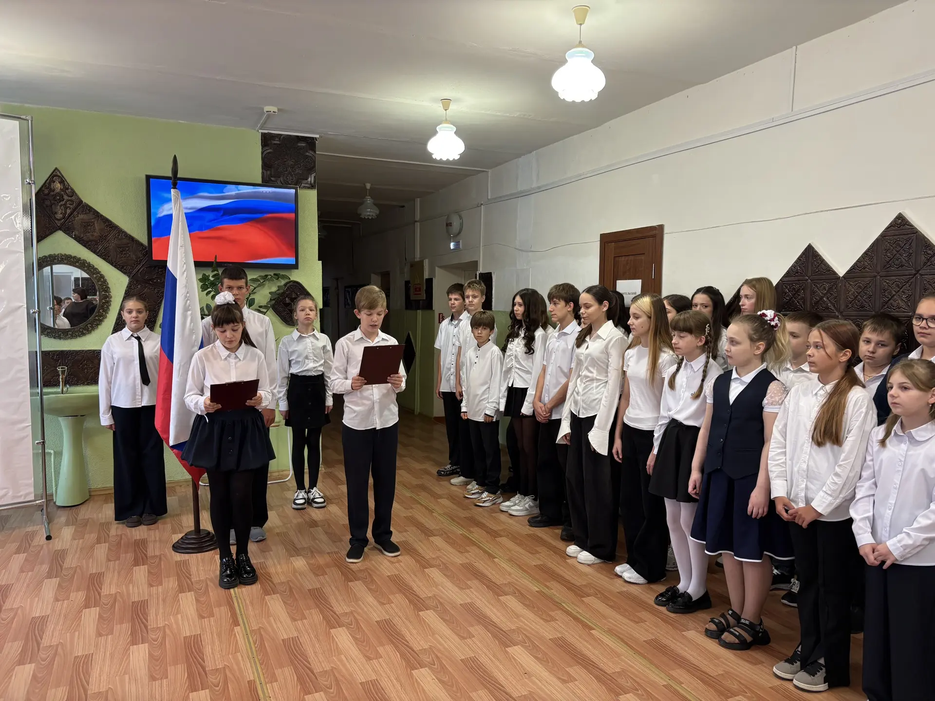 🇷🇺Сегодня, 28 сентября 2026 года, утро в нашей школе началось с торжественной линейки...