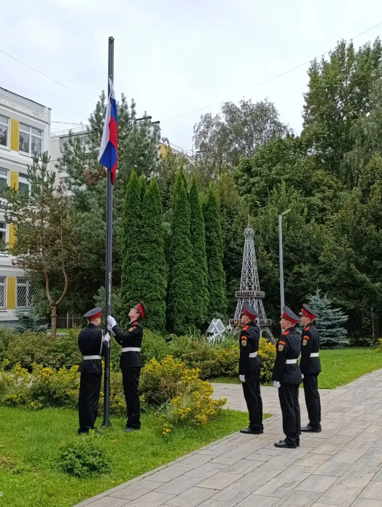 🇷🇺 Понедельник. Школьный двор. Вдруг становится тихо.